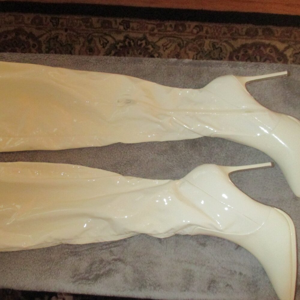 Beautiful Shoedazzle White Patent High Heeled Boots. Size 12. 4.5" Heel.